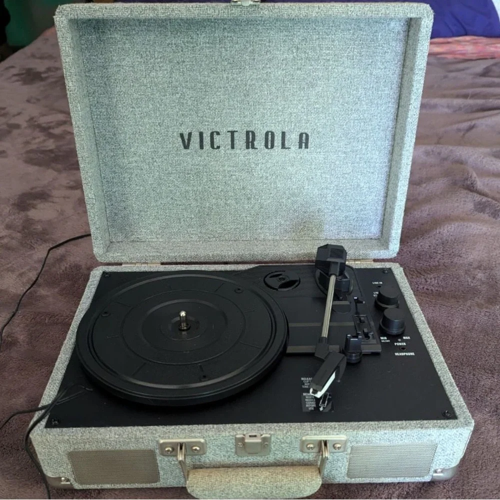 Victrola record player and vinyl/disc sets - Picture 1 of 8